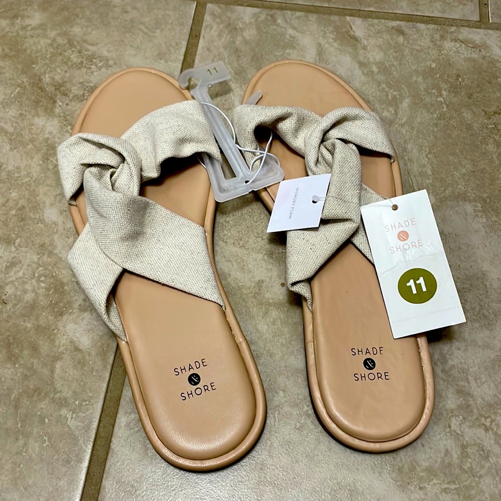 NWT Shade & Shore size 11 memory foam sandals